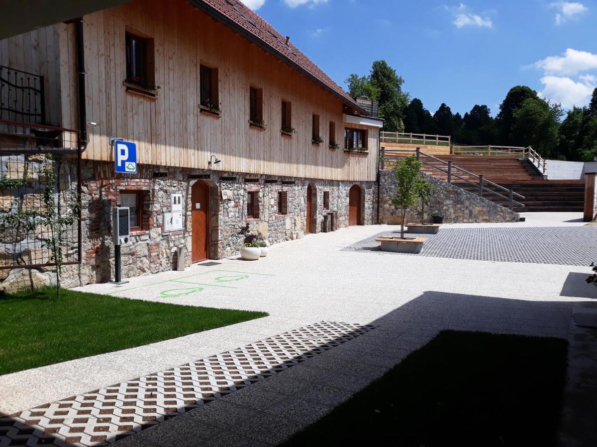 Youth Hostel Arsviva Stari Trg pri Lozu Ngoại thất bức ảnh