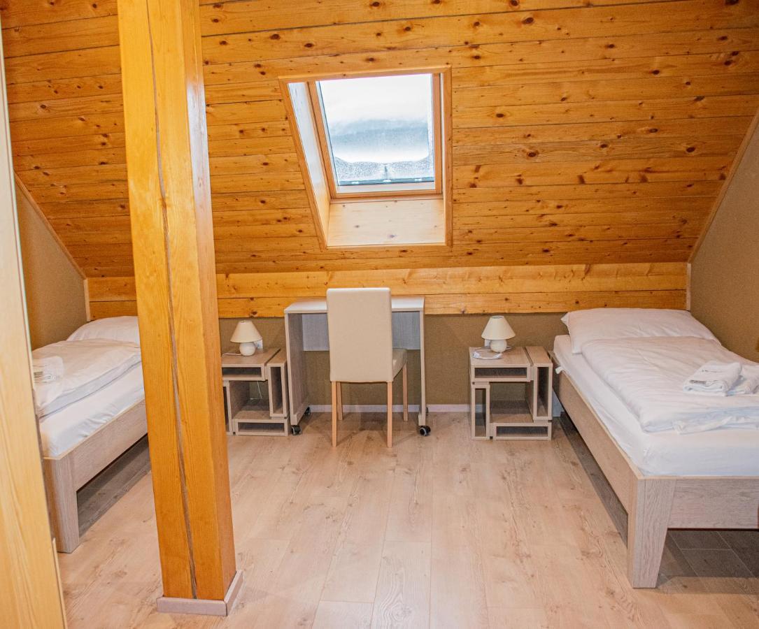 Youth Hostel Arsviva Stari Trg pri Lozu Ngoại thất bức ảnh