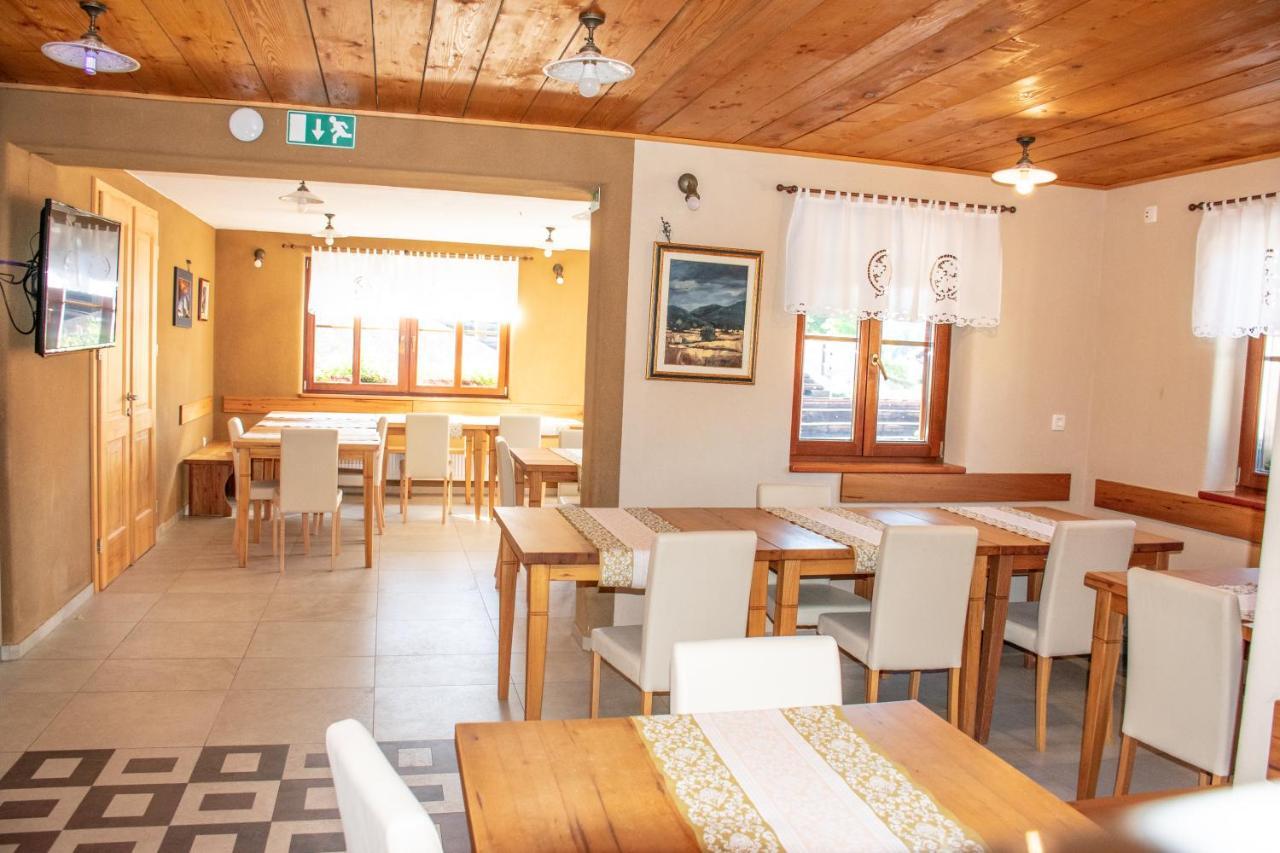Youth Hostel Arsviva Stari Trg pri Lozu Ngoại thất bức ảnh