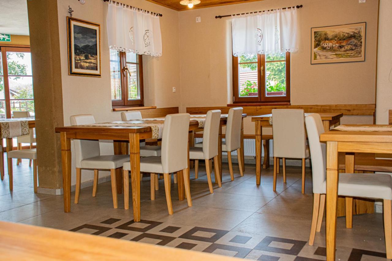 Youth Hostel Arsviva Stari Trg pri Lozu Ngoại thất bức ảnh