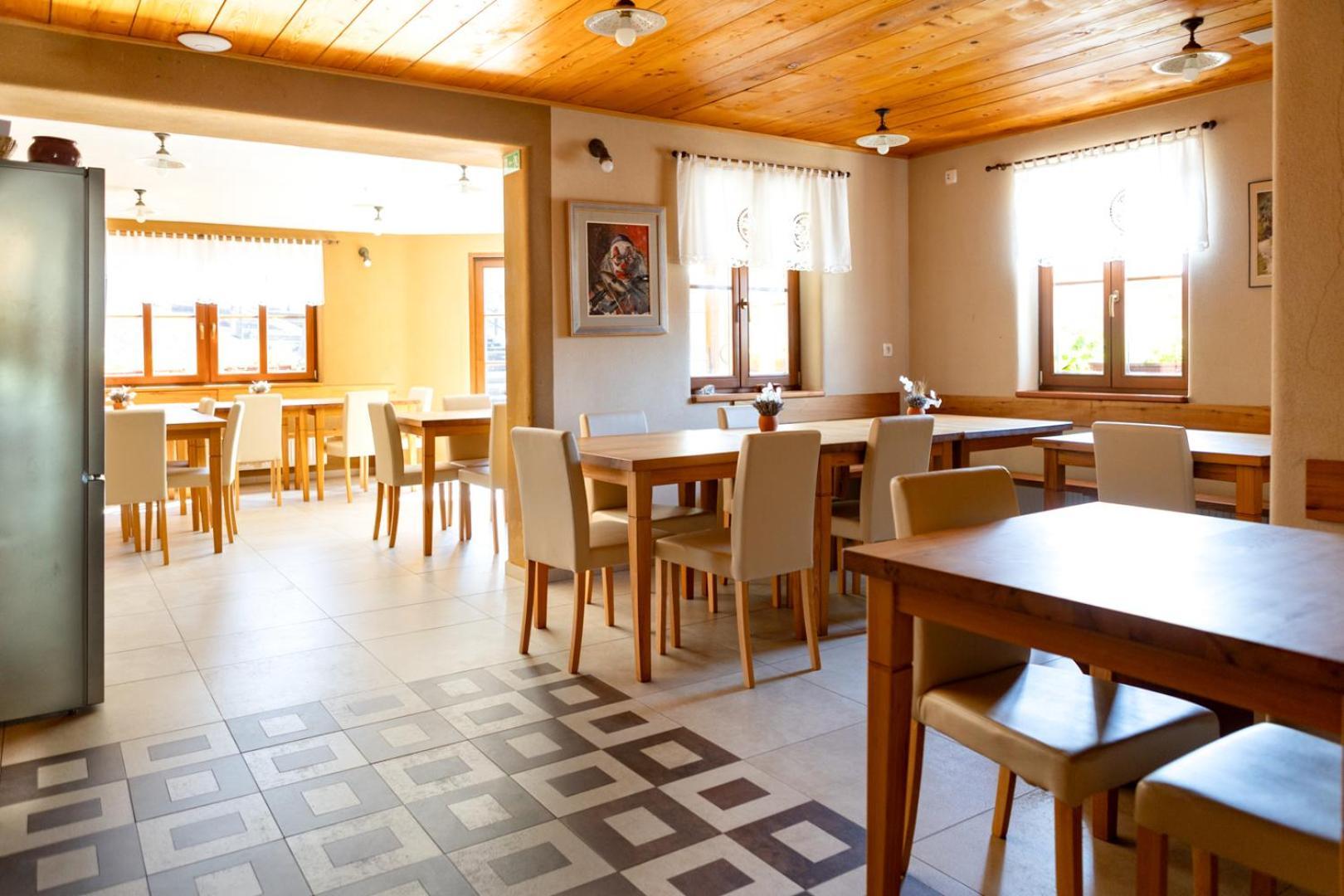 Youth Hostel Arsviva Stari Trg pri Lozu Ngoại thất bức ảnh