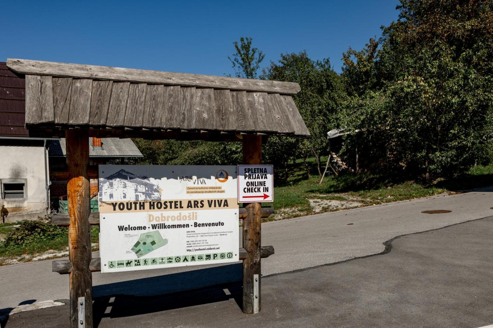 Youth Hostel Arsviva Stari Trg pri Lozu Ngoại thất bức ảnh