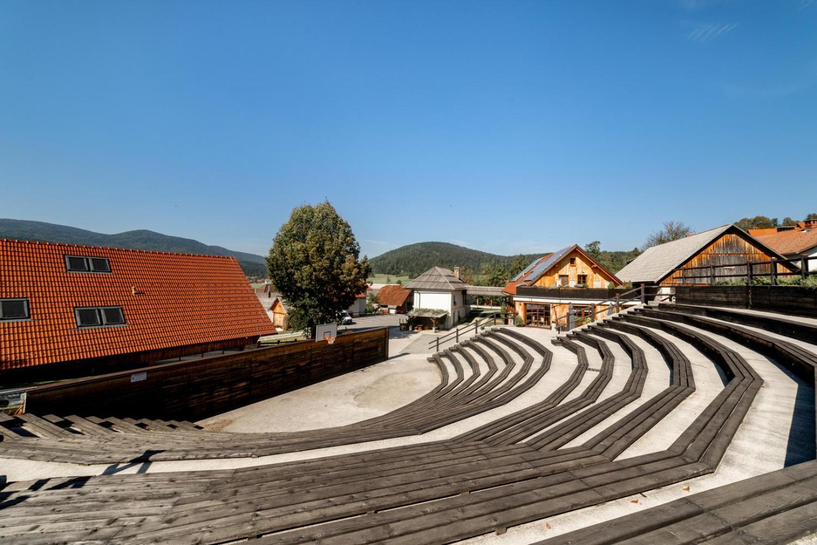 Youth Hostel Arsviva Stari Trg pri Lozu Ngoại thất bức ảnh