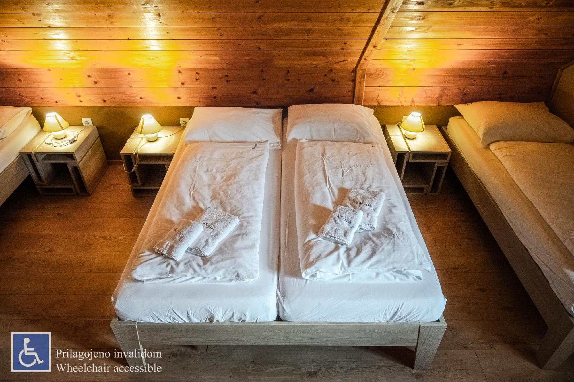 Youth Hostel Arsviva Stari Trg pri Lozu Ngoại thất bức ảnh