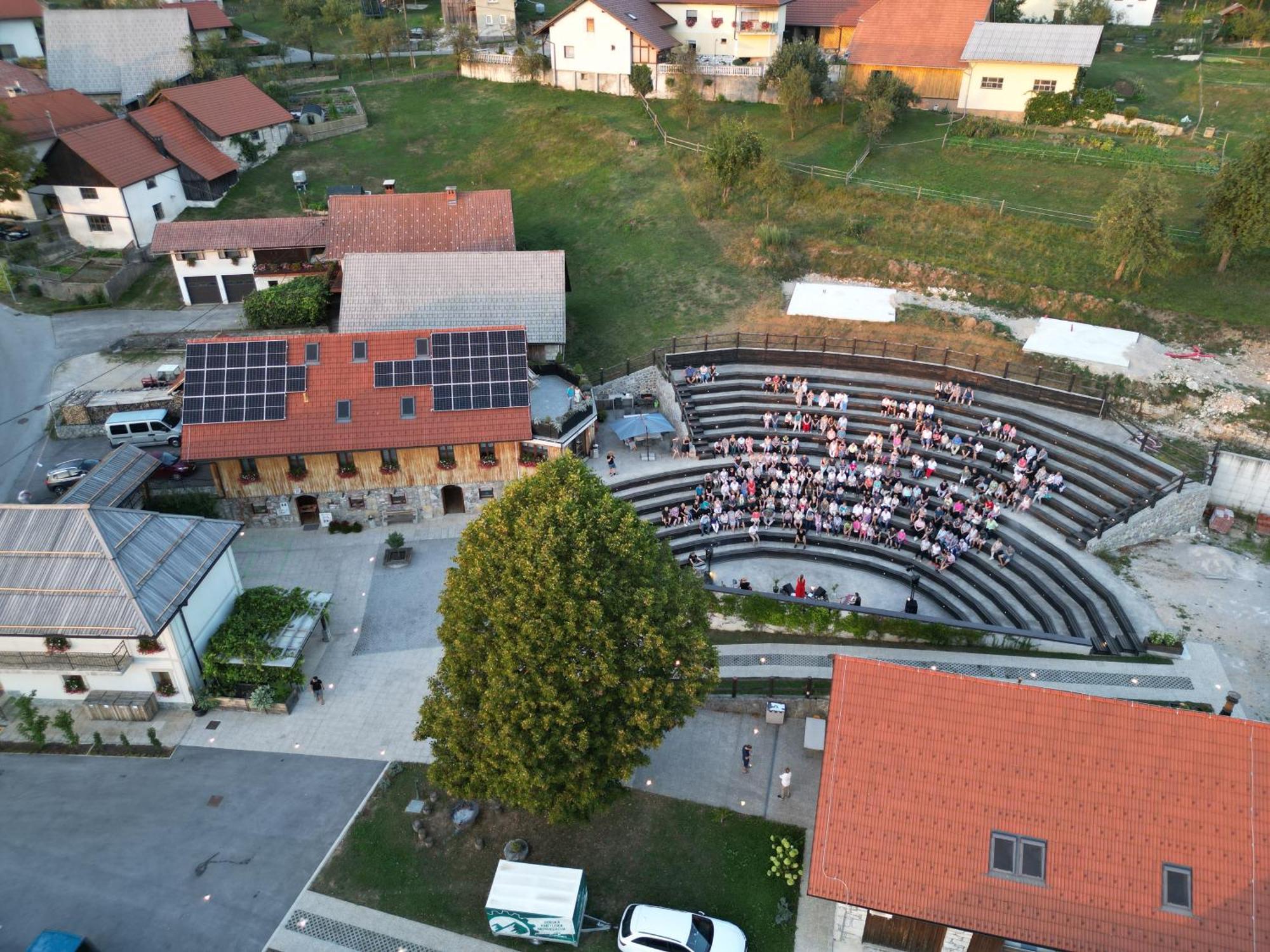 Youth Hostel Arsviva Stari Trg pri Lozu Ngoại thất bức ảnh
