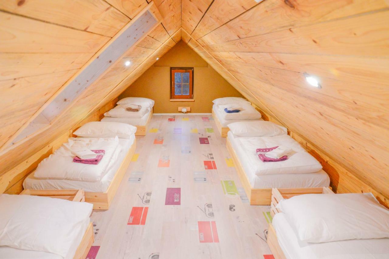 Youth Hostel Arsviva Stari Trg pri Lozu Ngoại thất bức ảnh
